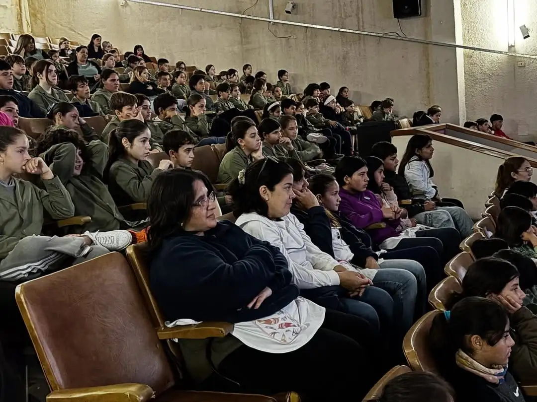 Esta semana se presentó en el Cine Hispano, de Rufino, “En serio Argentina”, obra que aborda los consumos problemáticos. Foto: Municipalidad de Rufino.