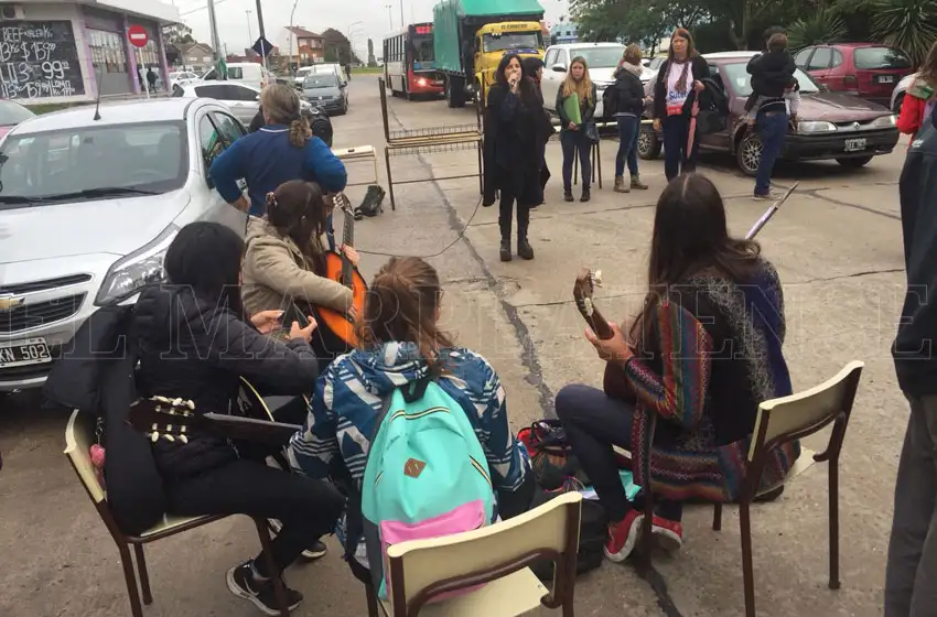 Un conservatorio "dicta clases" en la calle por problemas edilicios