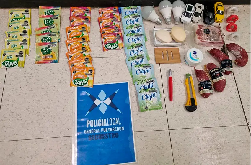 30 sobres de jugo, 4 salamines y 2 jabones: lo atrapan cruzando la línea de caja de un "hiper"