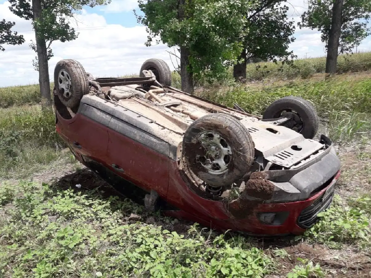 Impactante vuelco a kilómetros de Brinkmann