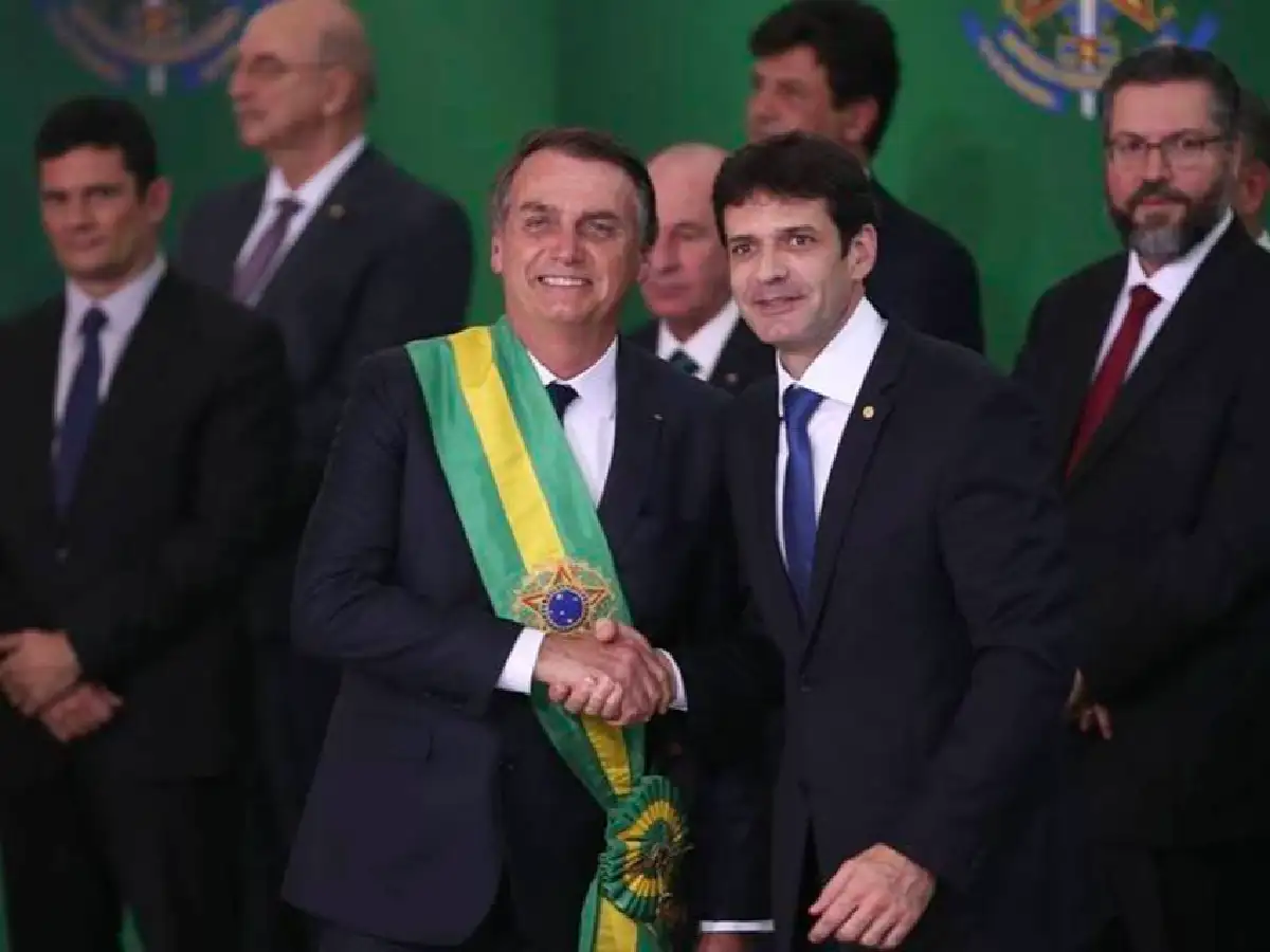Acusan a ministro de Bolsonaro de desvío de dinero en campaña y Bolsonaro lo sostiene