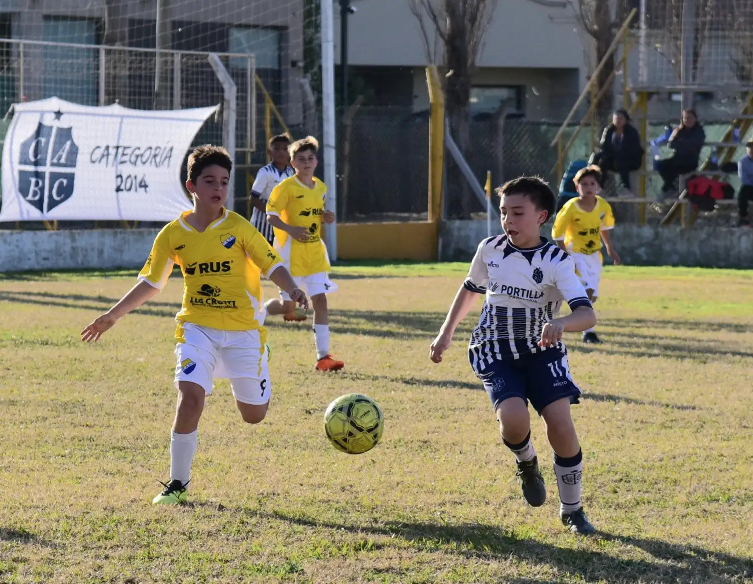 Un momento del choque entre Deportivo Oeste y Barrio Cabrera.