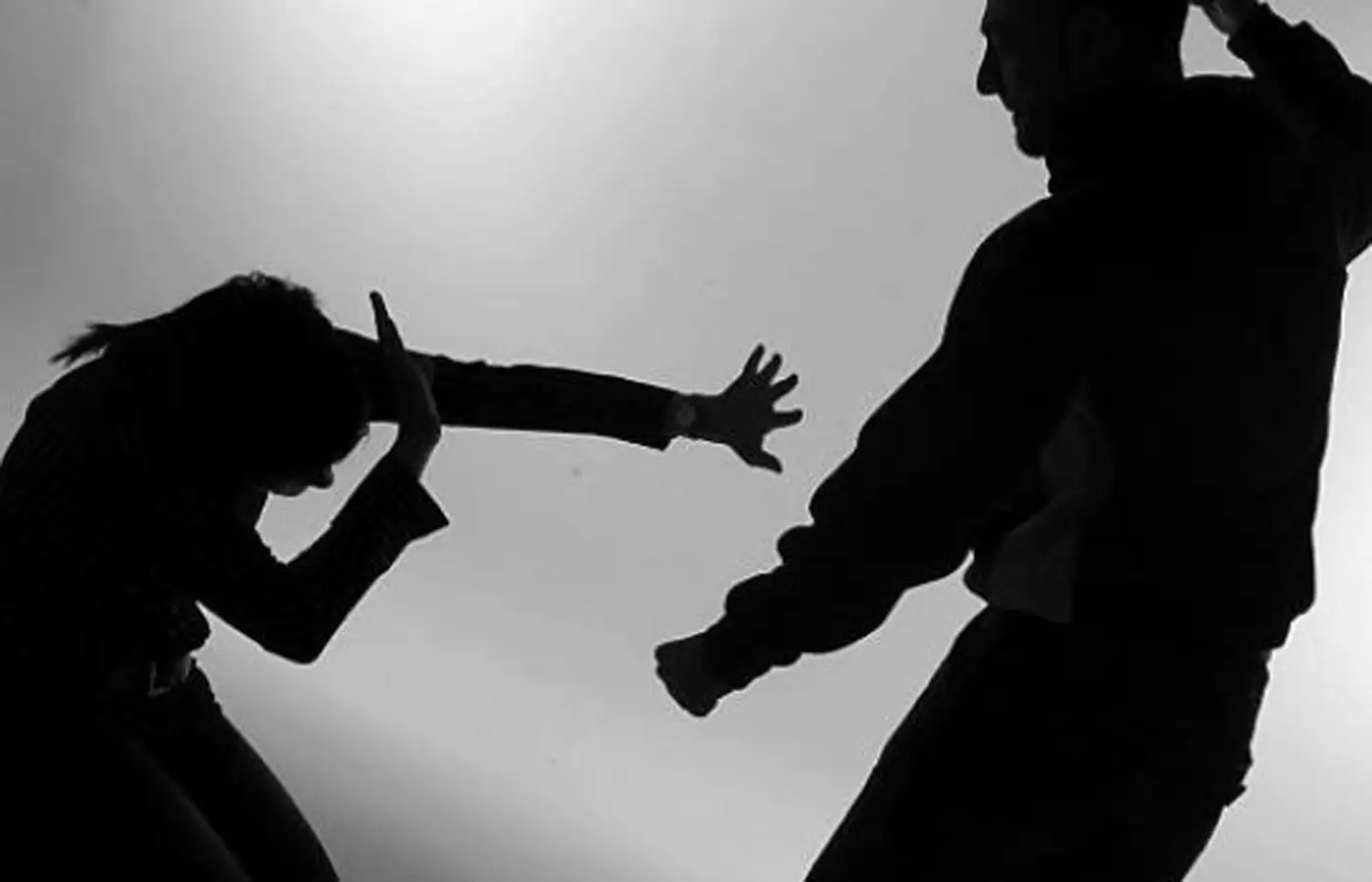 Intentó atacar a su ex mujer mientras ella lo denunciaba por la radio