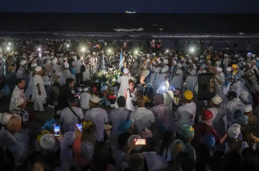 Multitudinaria ceremonia en honor a Iemanjá en las playas de Mar del Plata