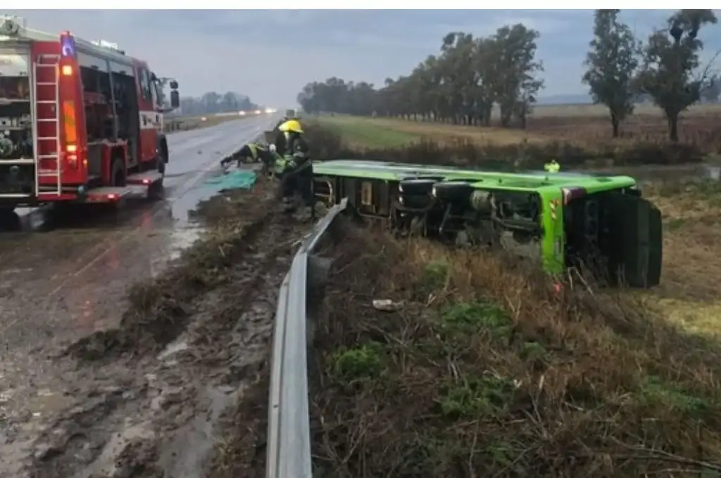 Un colectivo cayó desde un puente en ruta 7