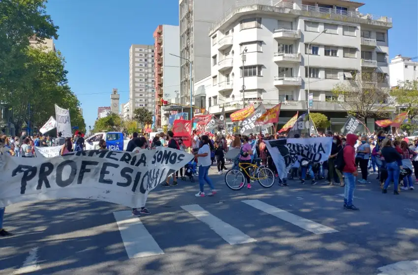 Enfermeros del HIGA marchan a Zona Sanitaria VIII para reunirse con Gastón Vargas