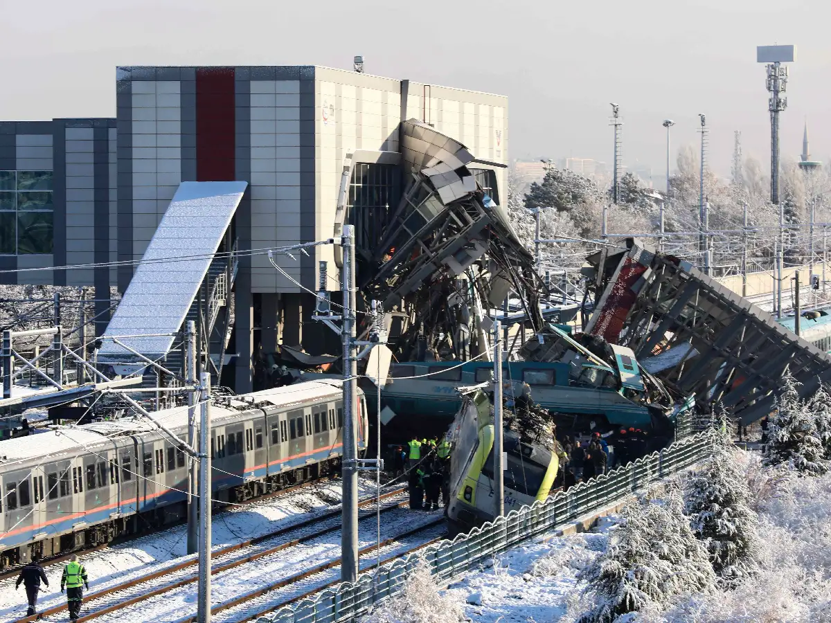 Al menos nueve muertos y  47 heridos al chocar un tren  de alta velocidad en Turquía  