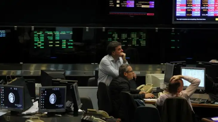 Otro día negro para el mercado local: saltan dólar y riesgo país, mientras se hunden acciones y bonos