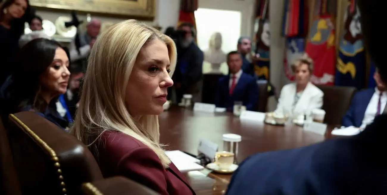 Pam Bondi en una reunión de Gabinete en la Casa Blanca, en Washington, D.C., Estados Unidos, el pasado 26 de marzo. Foto: REUTERS / Evelyn Hockstein.
