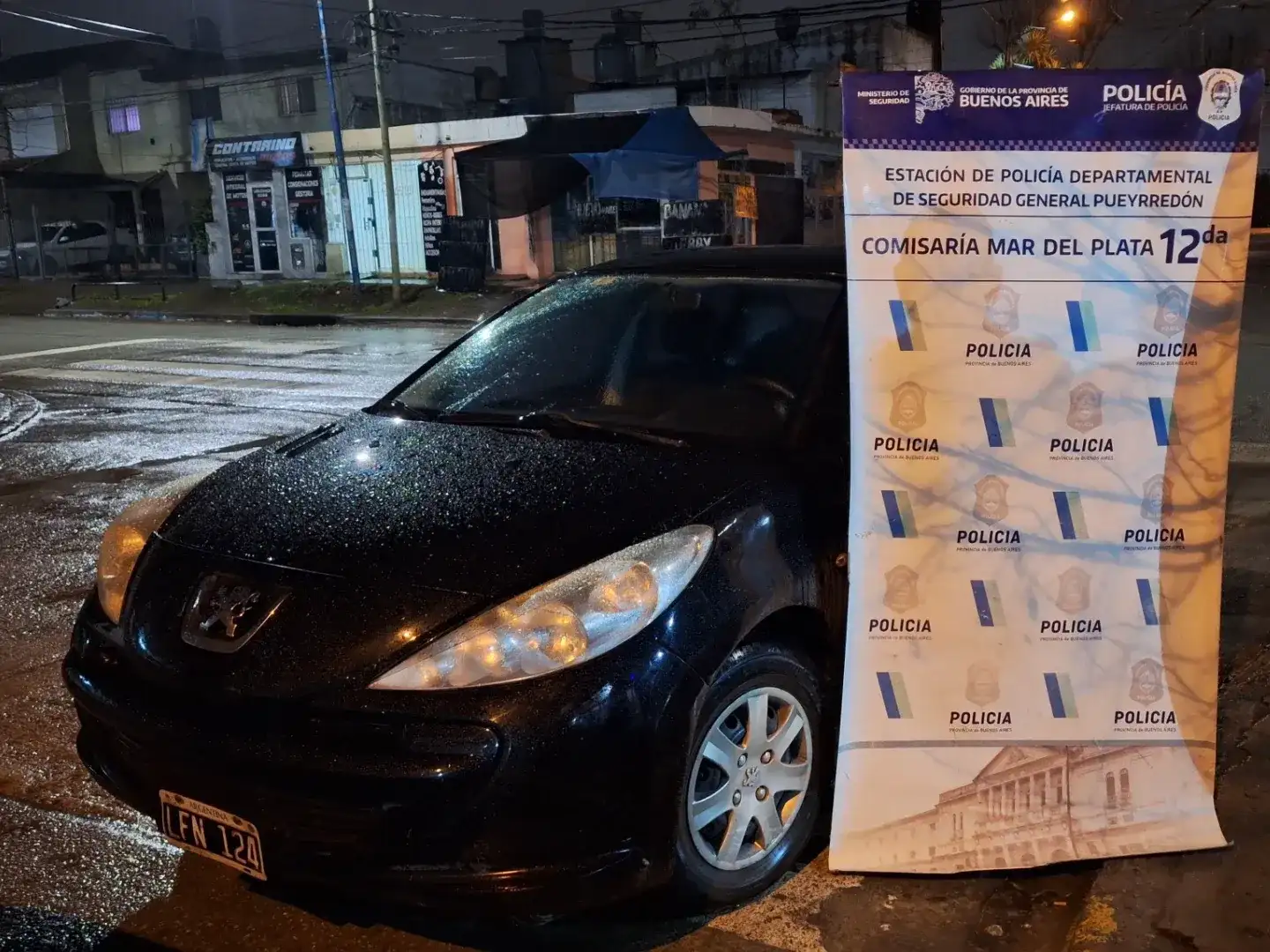 Cuatro delincuentes robaron un auto y lo abandonaron a las pocas cuadras.