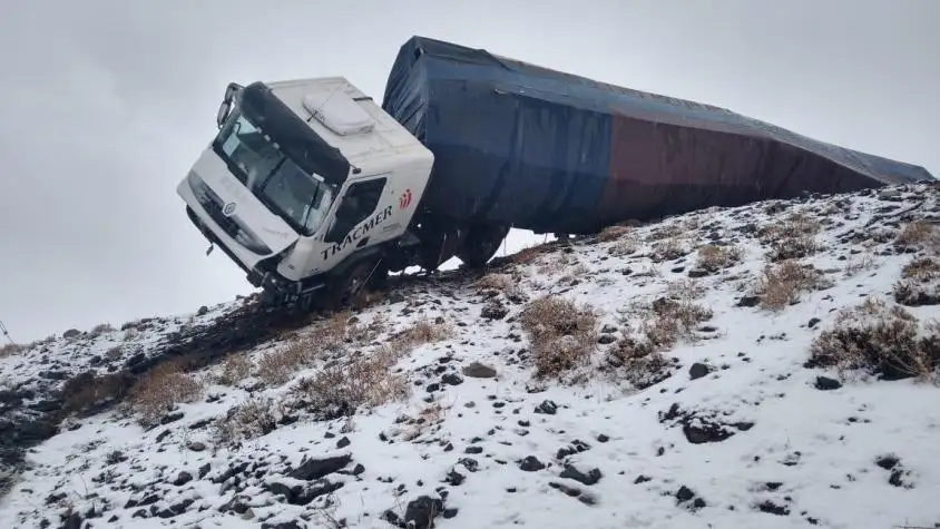 Mendoza: volcó un camión en alta montaña