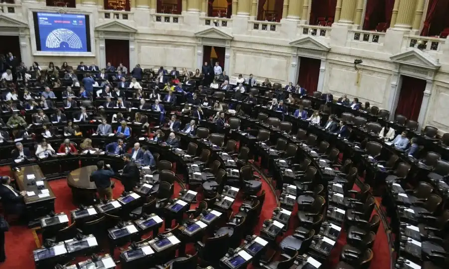 La falta de quórum impidió tratar el decreto de desregulación económica impulsado por el Gobierno nacional, que continúa vigente.