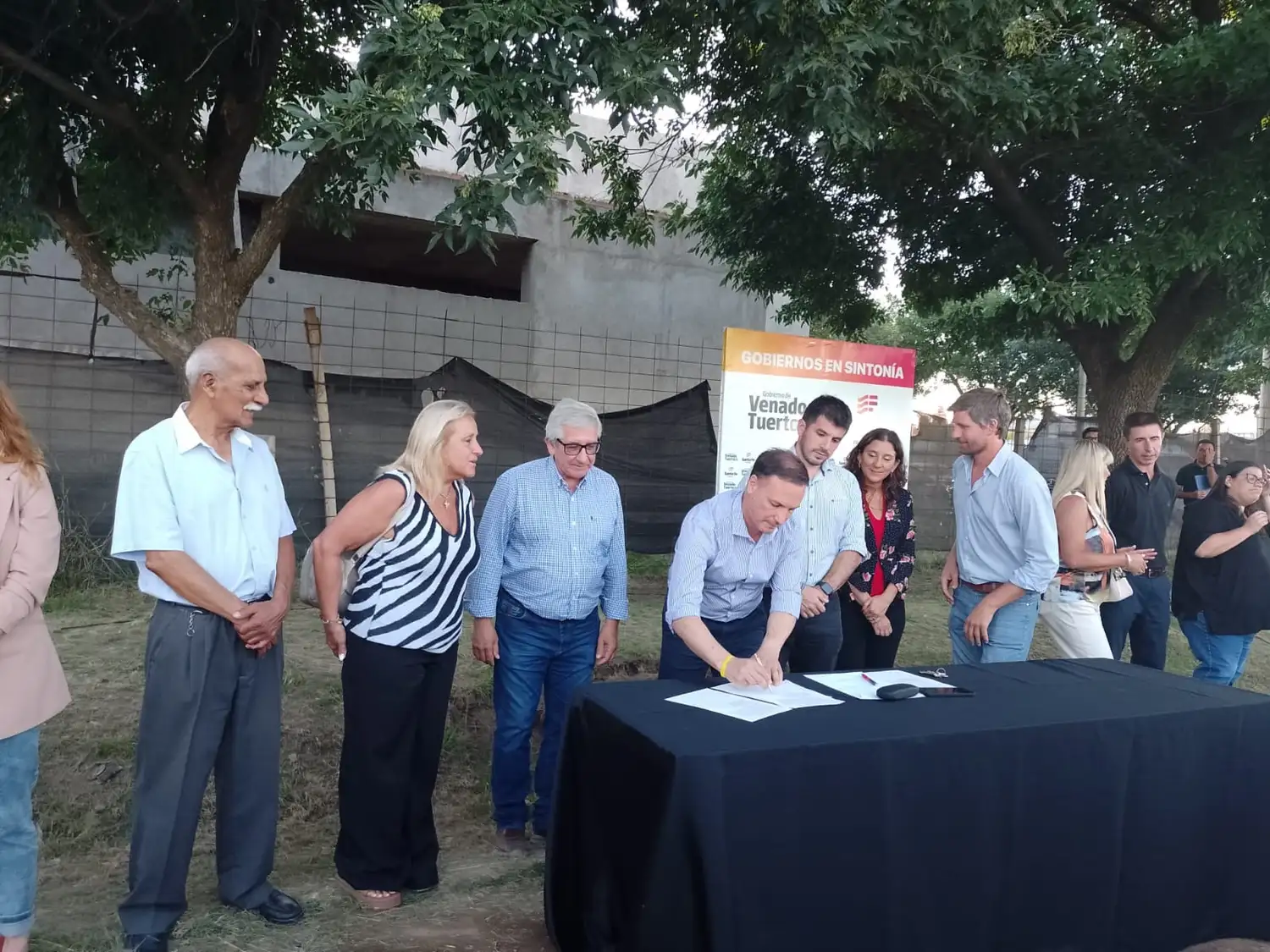El ministro Lisandro Enrico durante la firma del acta. Foto: Sur24.