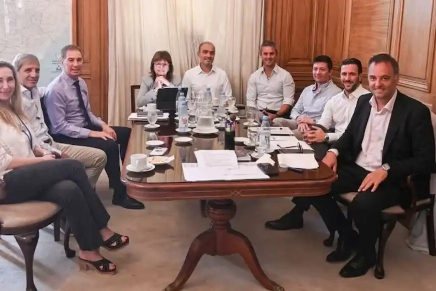 Mesa política con Adorni.
