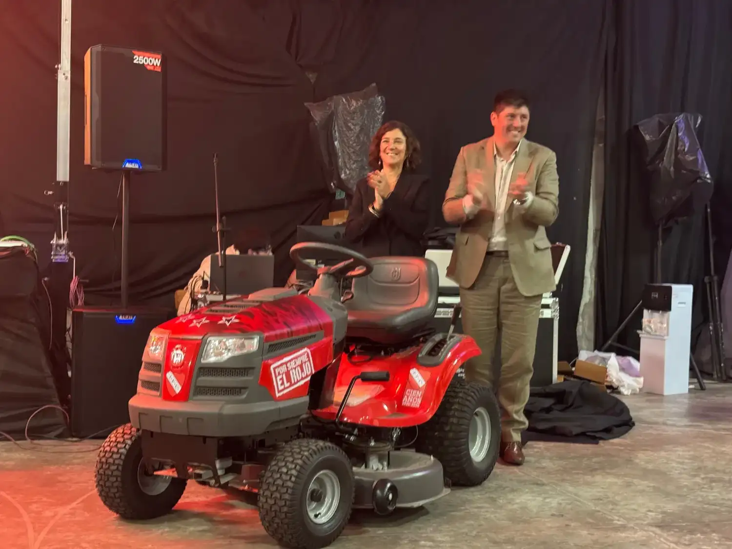Leticia Di Gregorio acompañó los festejos por el centenario de Independiente de Villa Cañás y entregó un tractor cortacésped para el mantenimiento del predio.