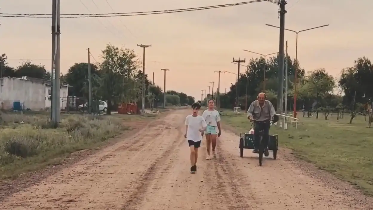 Enrique Fiore junto a Ian y Antonella, los dos protagonistas infantiles de El ciclo de las estrellas. La experiencia de uno de los actores más queridos de Devoto y la frescura de los chicos se cruzaron en una historia que emocionó dentro y fuera de la pantalla.