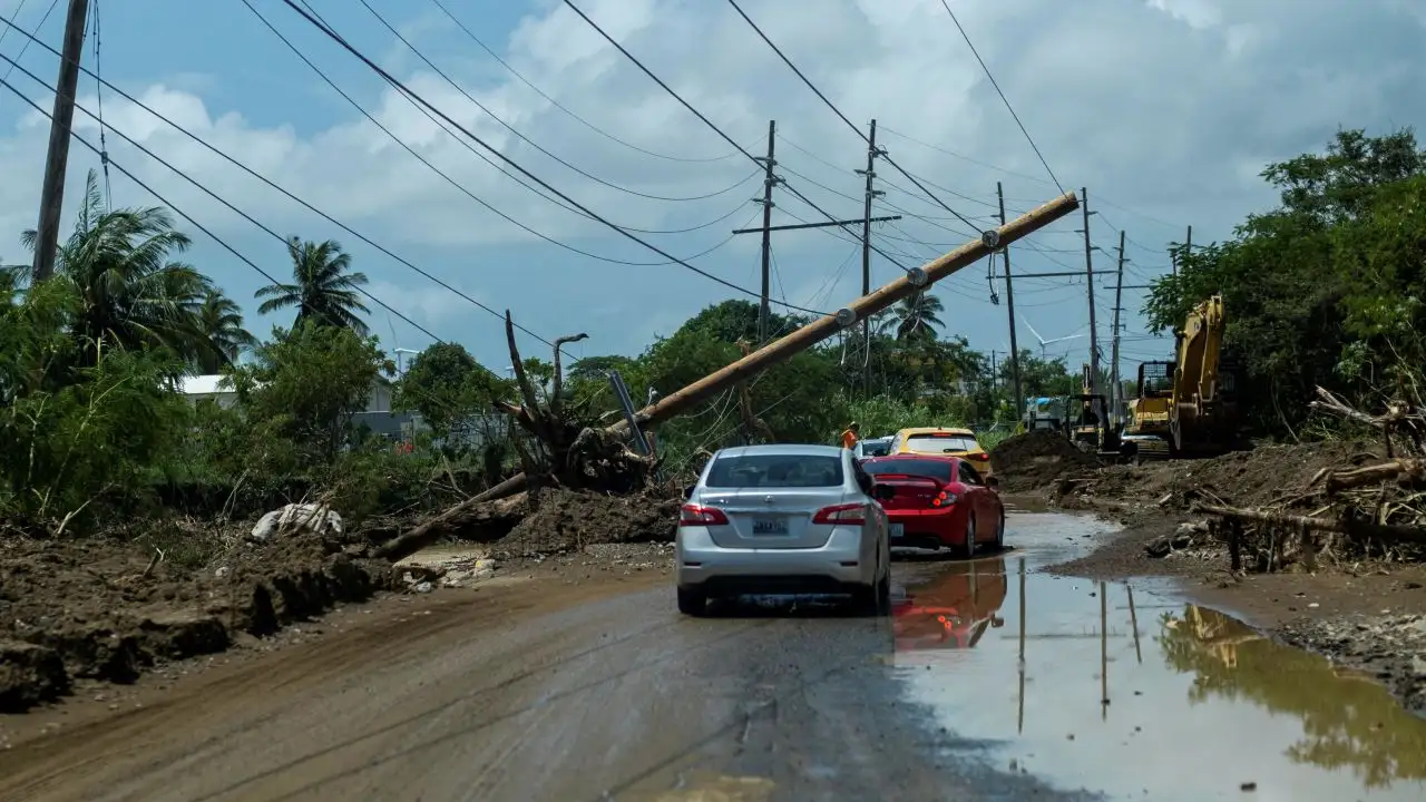 El huracán Fiona dejó miles de personas sin electricidad en su paso por Bermudas
