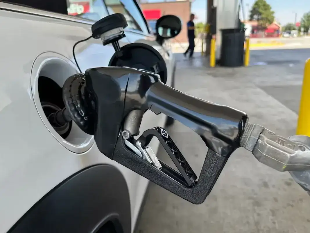 El Gobierno trasladó al 1° de diciembre la aplicación de los aumentos pendientes en los impuestos a la nafta y el gasoil.