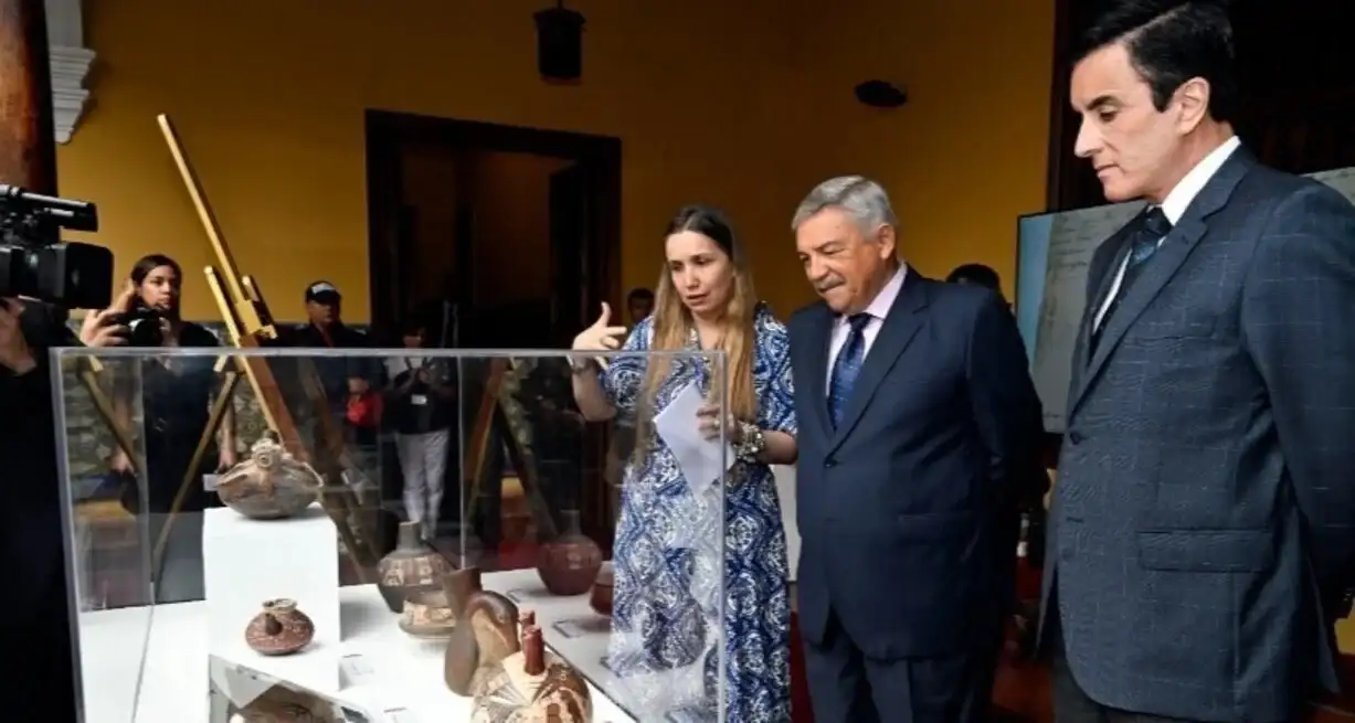 Entre los bienes recuperados destacan piezas arqueológicas y textiles prehispánicos.