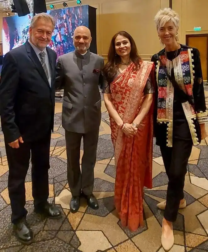 El diputado nacional poza junto a las autoridades Indias y a Silvina Larraburu.