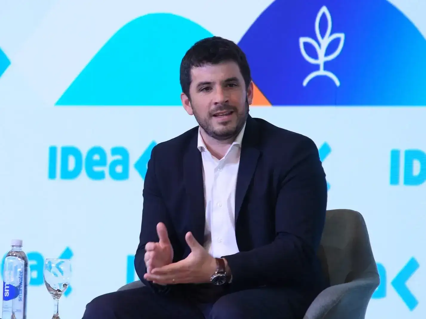 Leonel Chiarella durante la exposición en el panel “El futuro en tiempo presente: jóvenes y política".