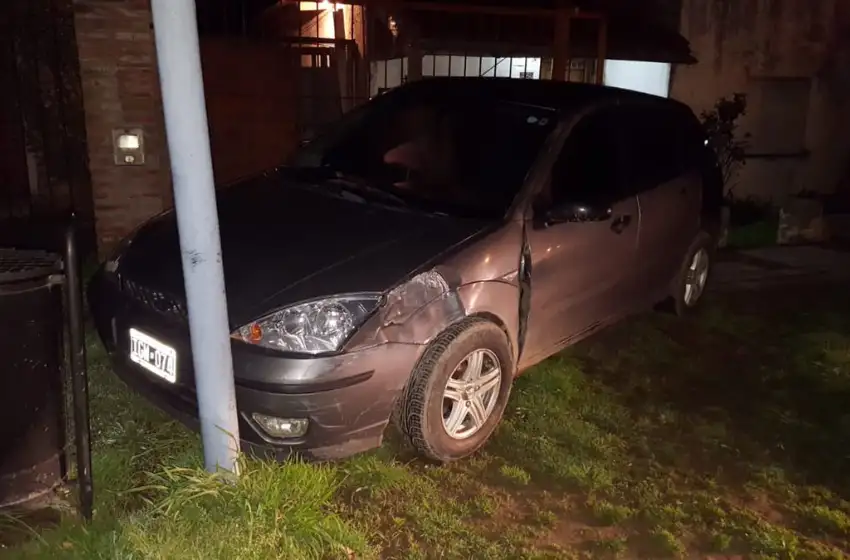 Otro conductor ebrio impactó contra una columna