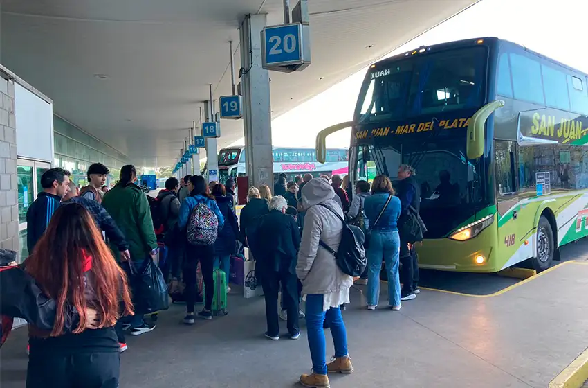 Finde XXL: afirman que "el ingreso de colectivos a la ciudad es incesante"