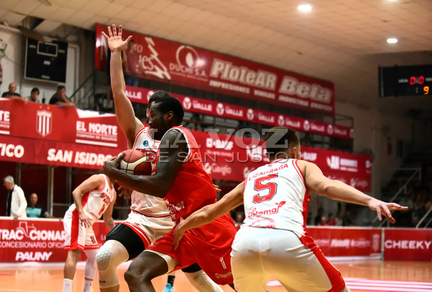 Hooper convirtió 14 puntos y fue uno de los puntos altos de "Sani".