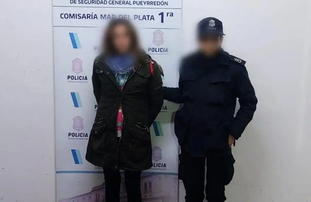 Además de robar la rueda de auxilio, intentó llevarse la batería del auto.