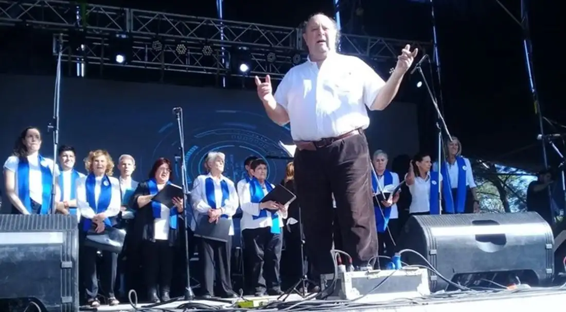 Santiago Weidman al frente del Coro Polifónico cuando aún representaban al Municipio de Rufino.
