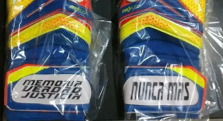 El arquero de la selección utilizará guantes alusivos al Día de la Memoria