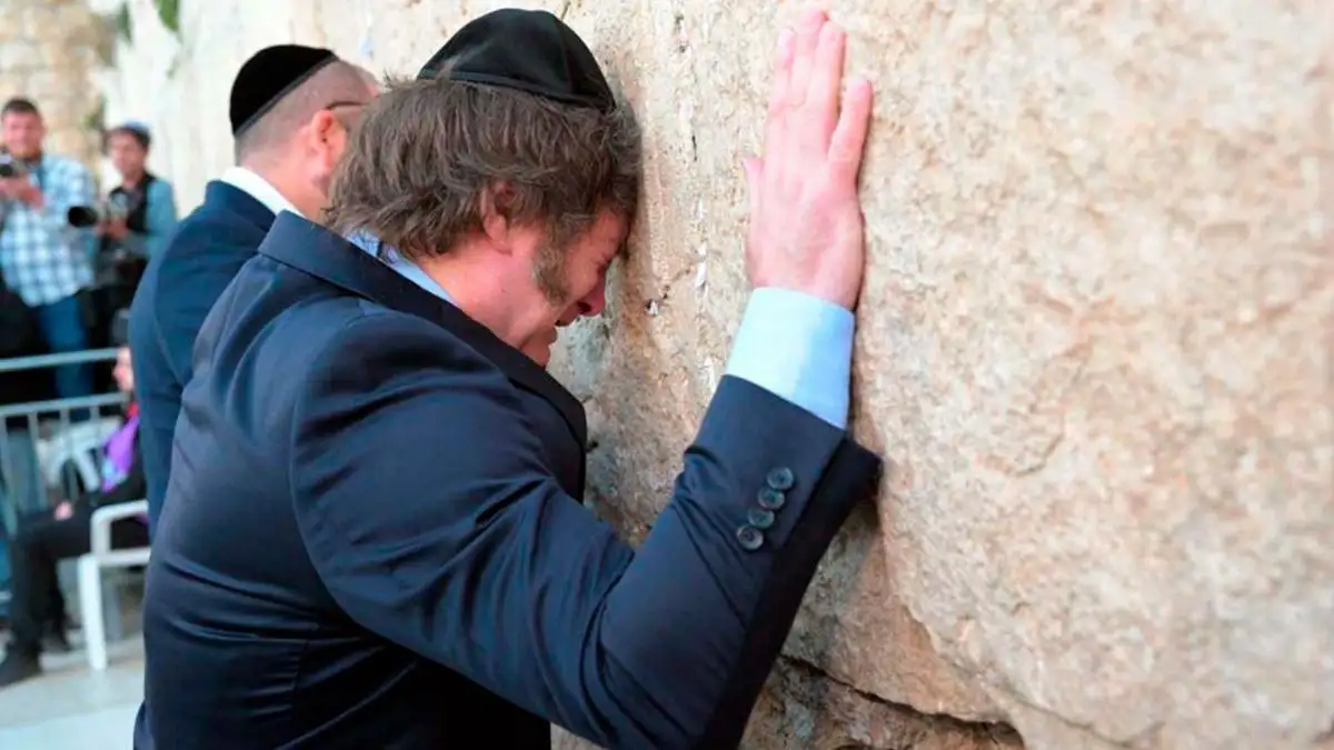 Javier Milei en el Muro de los Lamentos