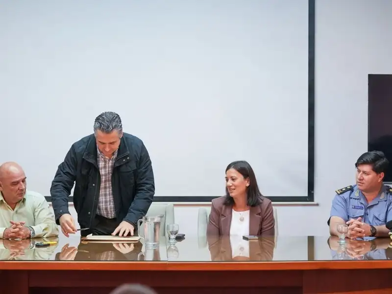 El ministro Cococcioni encabezó el acto de apertura de los sobres de la licitación.