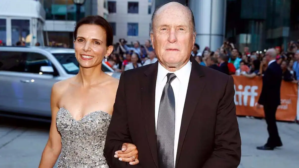 a actriz y directora argentina Luciana Pedraza, esposa del legendario intérprete Robert Duvall, compartió un mensaje cargado de emoción en sus redes sociales tras la muerte de su marido, ocurrida el domingo a los 95 años en su casa.