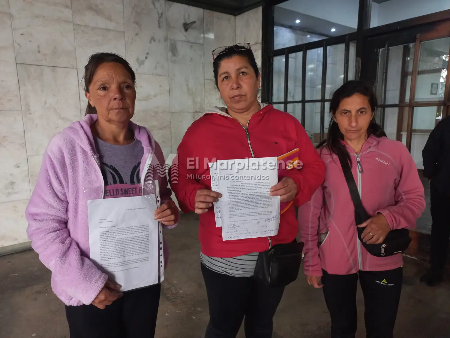 "Tenemos que juntar agua de una manguera muy pequeña y sale turbia, para tomar no sirve", denunciaron.