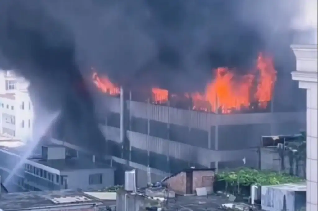 Voraz incendio en una fábrica de calzados