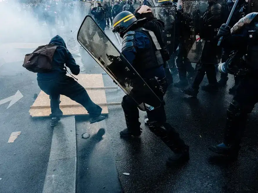 Estudiantes franceses se movilizan para exigir mejores condiciones educativas, más docentes y mejoras en la infraestructura escolar.