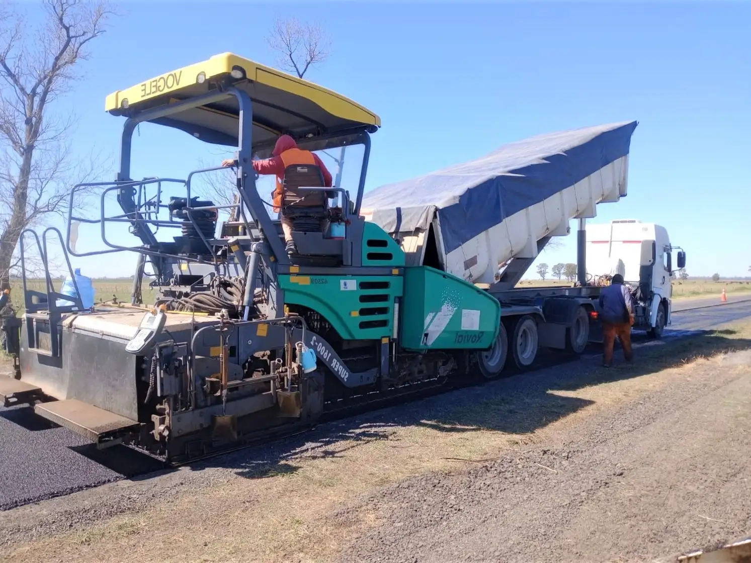Trabajos de bacheo entre las localidades de Firmat y Chovet. Foto. DNV