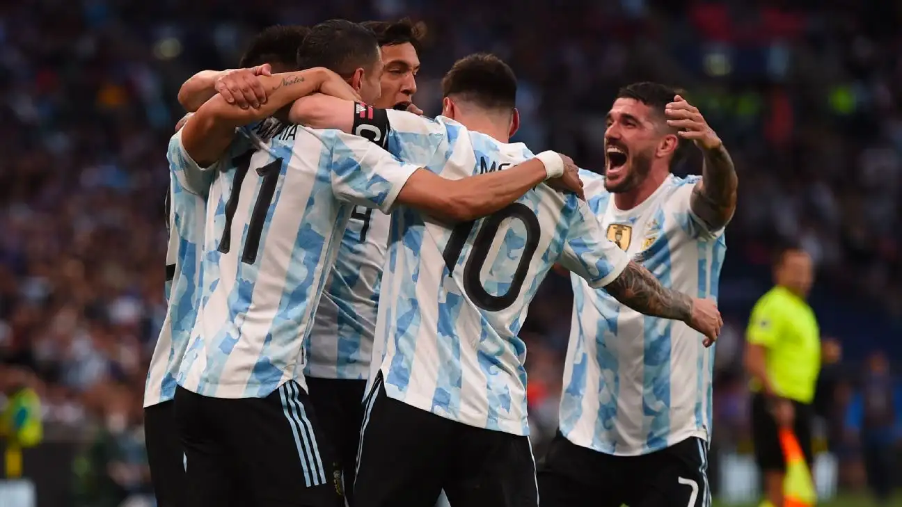 La "Scaloneta" pondrá en juego el invicto en el legendario clásico del Río de la Plata.