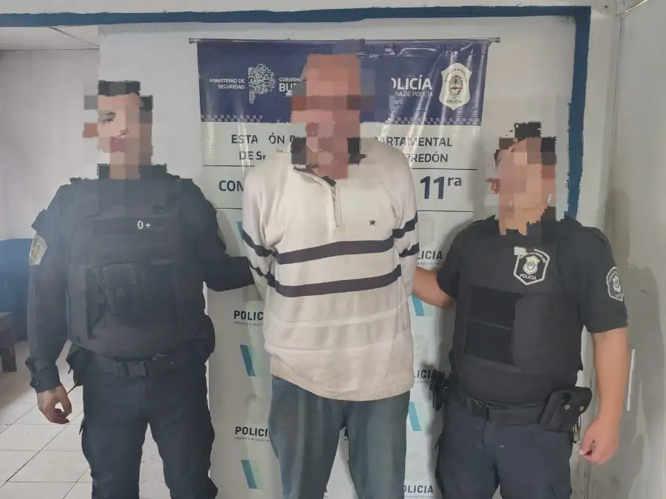 El hombre de 58 años fue reducido por el personal de seguridad.