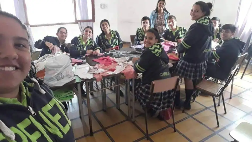 San Luis: estudiantes elaboran frazadas para los más necesitados