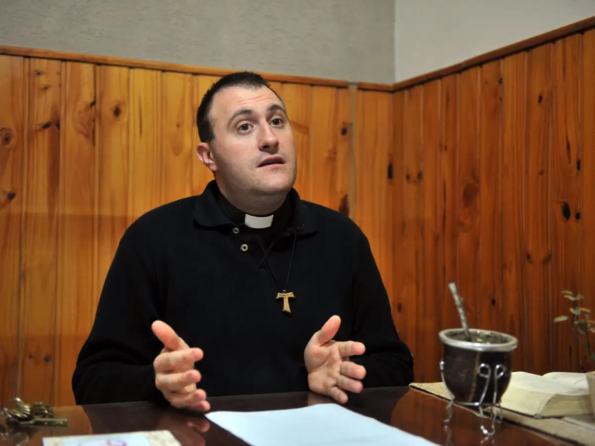 La Iglesia convalidó al cura Gabriel Ghione que oficia misa con "Despacito"