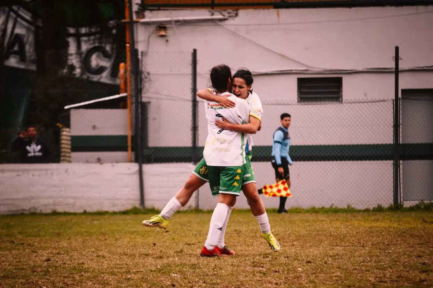 Las jugadoras en pleno disfrute tras el gol (FOTO: Prensa Aldosivi)
