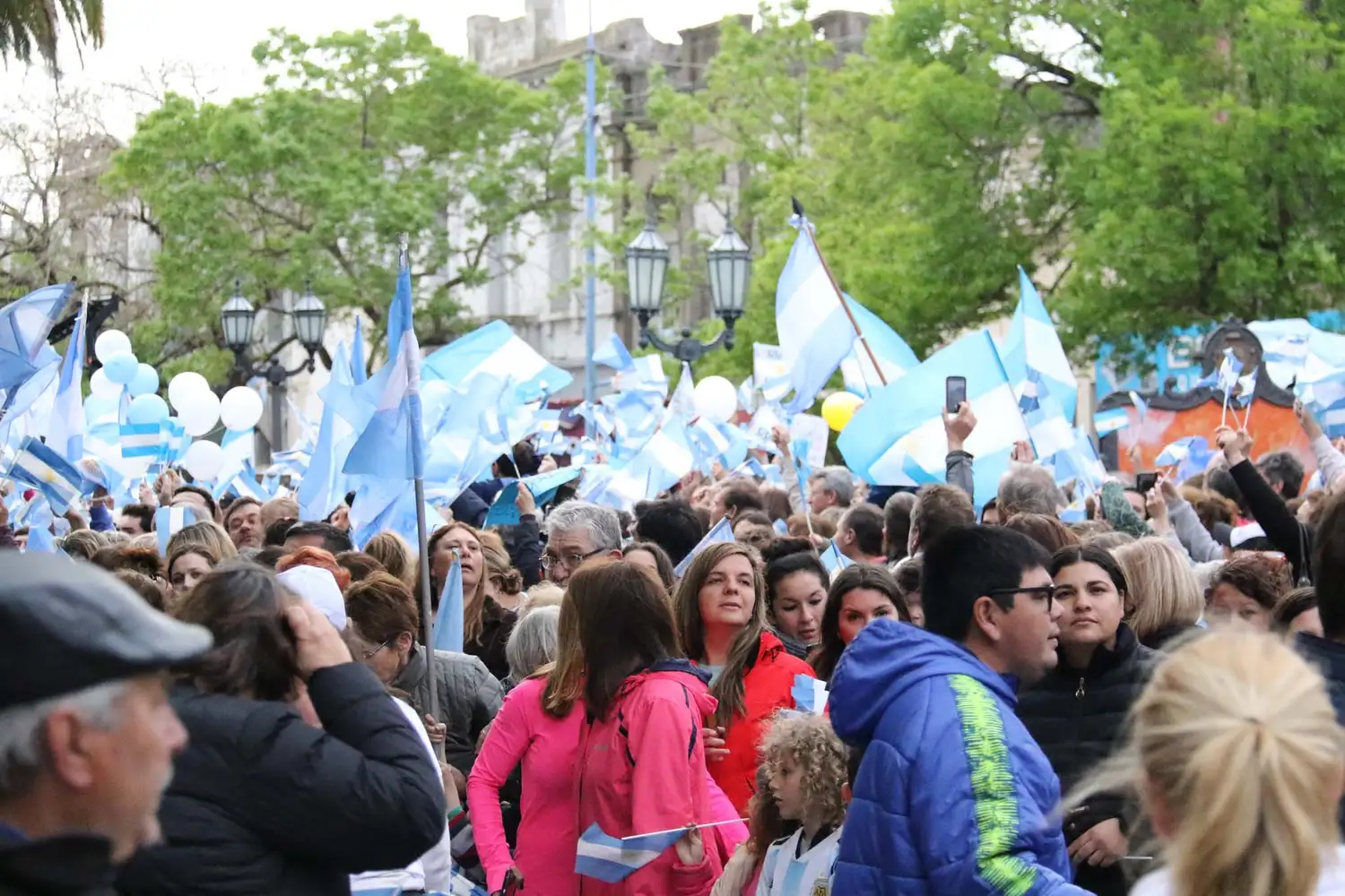 Una multitud respaldó a Macri en Santa Fe con el “Sí se puede”