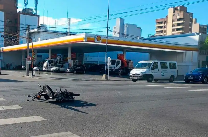 Un clásico de cada día: motociclista con golpes tras un choque en una esquina