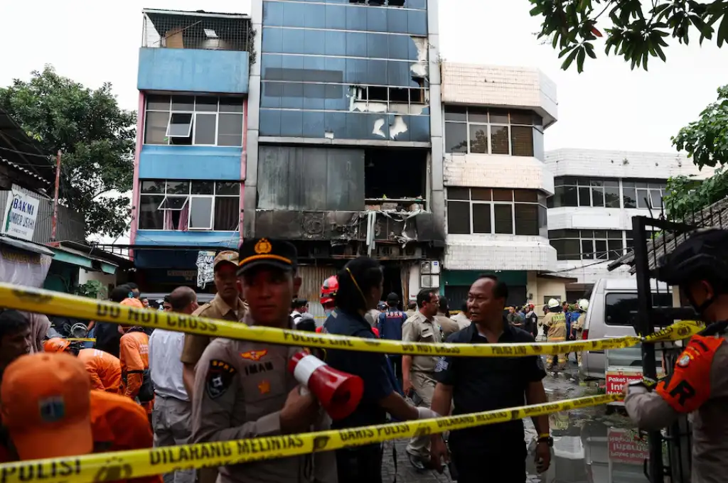 Agentes de policía cerca de un edificio de siete pisos dañado por un incendio, en Yakarta, Indonesia, el 9 de diciembre de 2025. REUTERS/Ajeng Dinar Ulfiana