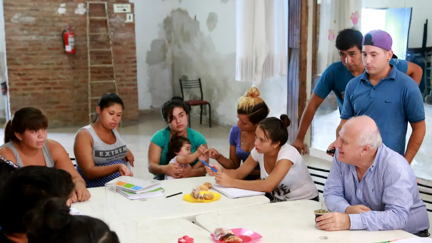 Lifschitz visitó un taller de radio y fue entrevistado por los alumnos
