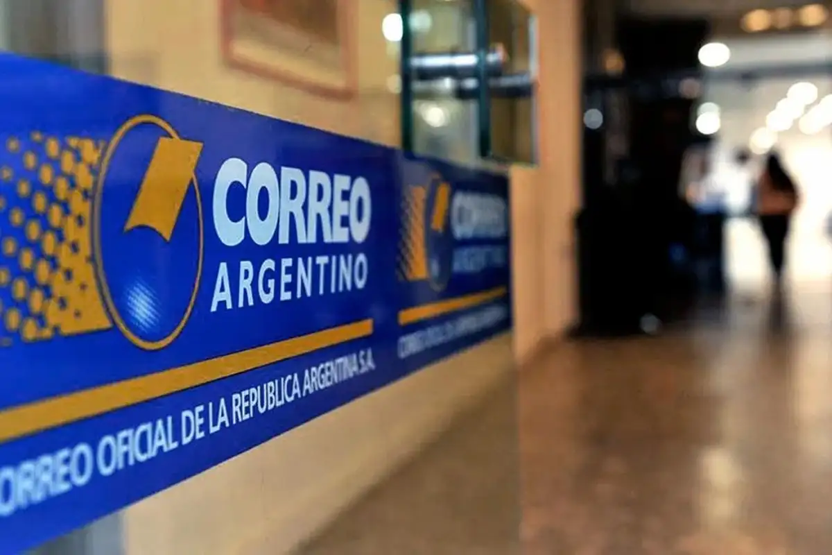 "El gobierno de Onganía (que armó el sistema de las castas) emitió la ley 20.216 que establecía el monopolio absoluto del correo oficial", agregó.