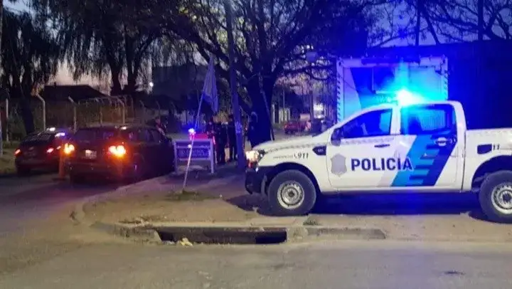 Los efectivos policiales tratan de localizar a los autores del asesinato.