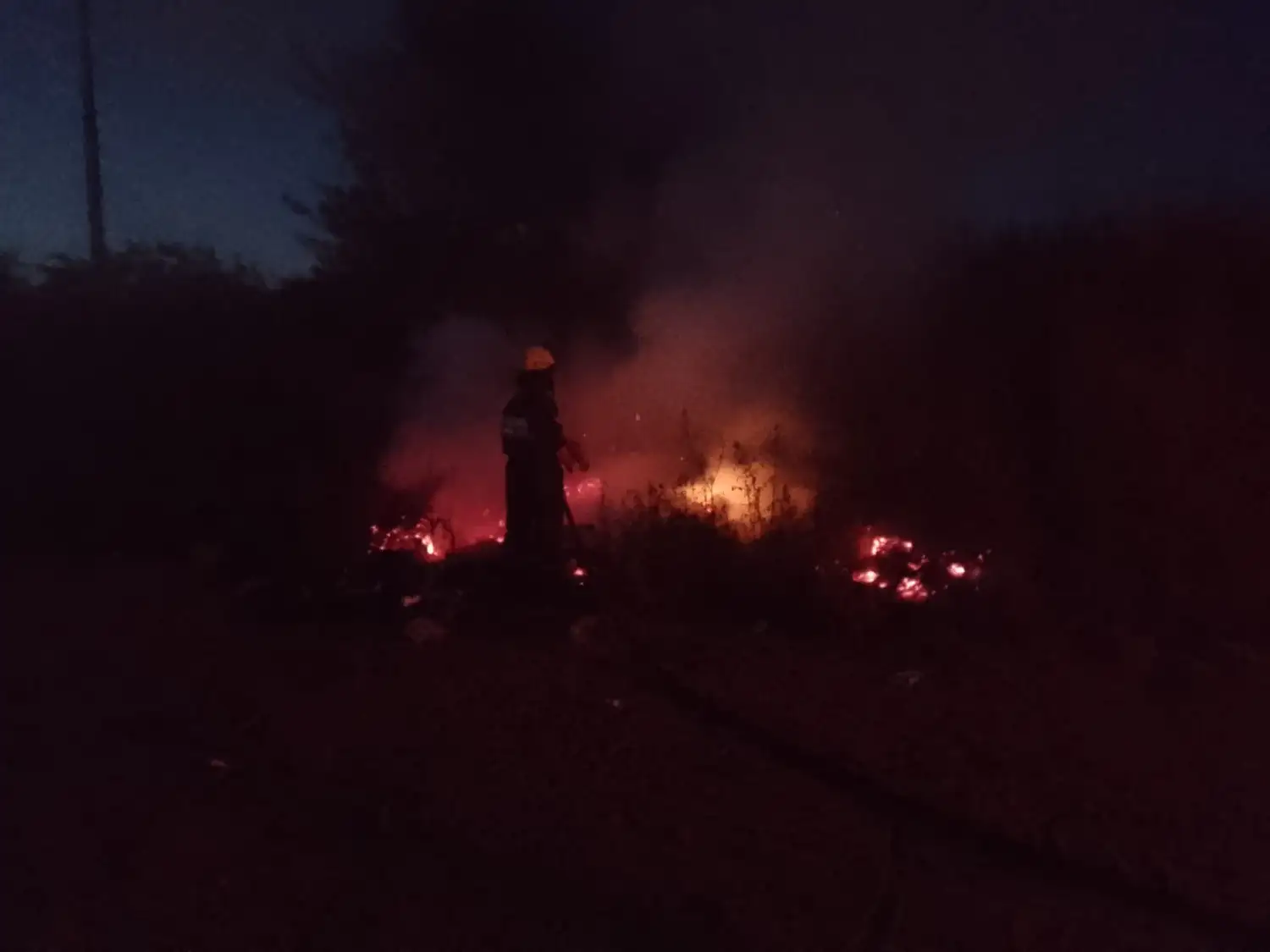 Incendio de un montículo de basura en Cayetano Silva al 900. Crédito: Bomberos de Venado Tuerto.